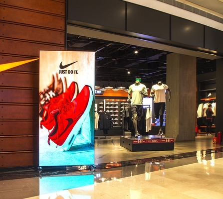 Display de cartaz LED de publicidade multi-espaço com pitch de pixel de 2,5 mm e SMD2121 Black Lamp