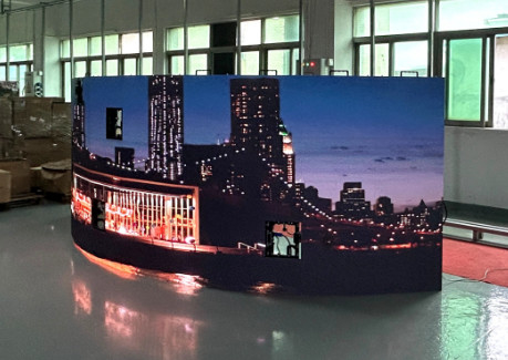 Display LED curvo de aluguer de alta precisão e empilhamento sem costura para exposição grau IP43