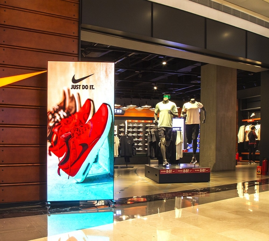 Display de cartaz LED de publicidade multi-espaço com pitch de pixel de 2,5 mm e SMD2121 Black Lamp